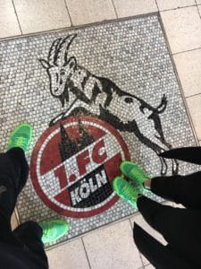 Schuhe auf Boden mit 1.FC Köln Logo